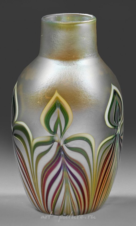 东方与流线型的装饰花瓶