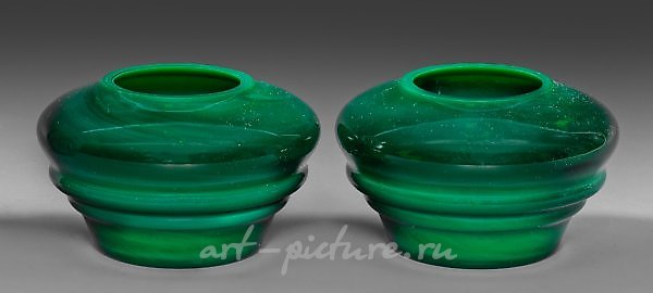 一对小型艺术装饰风格的花瓶