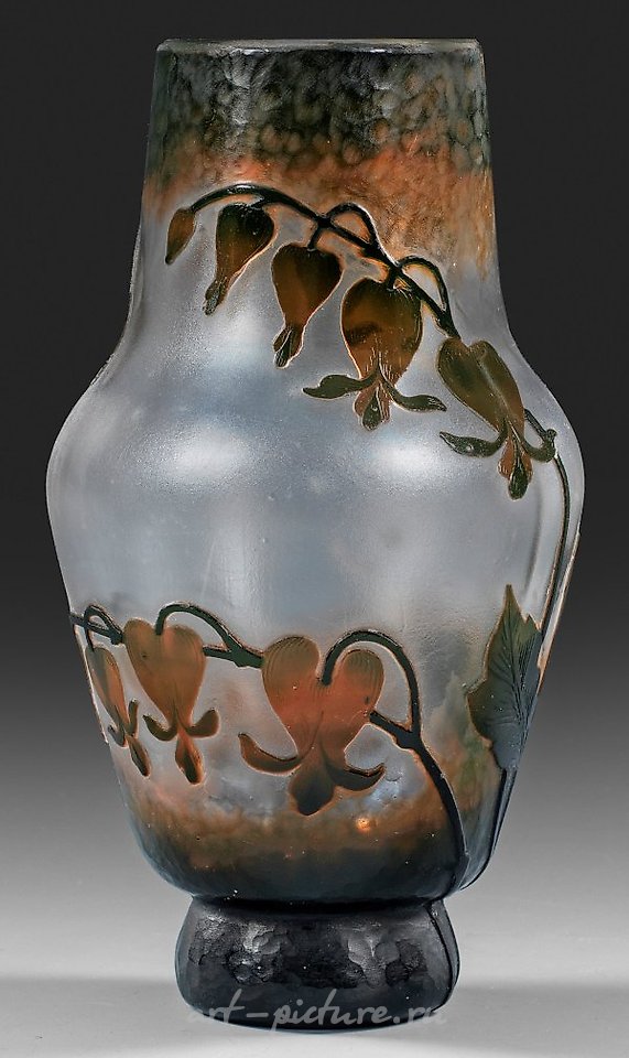 青年风格-装饰花瓶,以流泪的心为装饰。