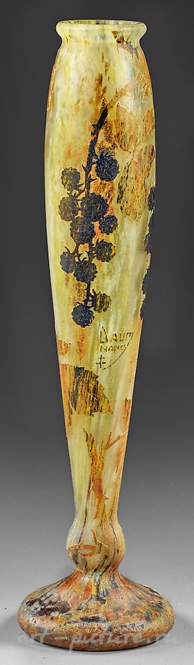 青年风格-装饰花瓶，以"慕雷斯"黑莓装饰为特色。