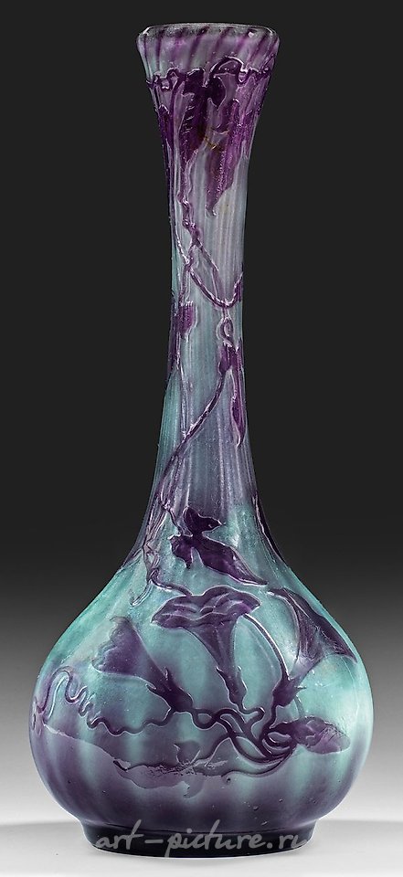 大型的英格哈尔斯花瓶，装饰着Emile Gallé的华丽风铃草纹饰品。