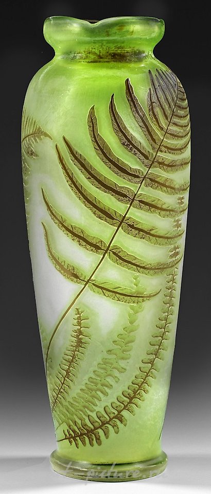 大型加列花瓶，装饰有"蕨类植物"图案