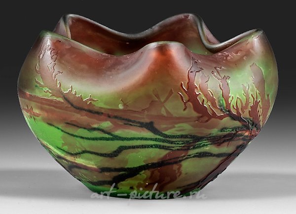 Французское стекло-камея с кислотным травлением было украшено морским подводным декором из водорослей и морских звезд