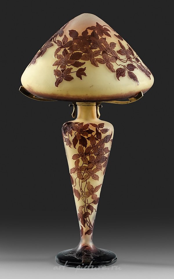 青年风格桌灯,装饰有Emile Gallé的铁线莲花图案。