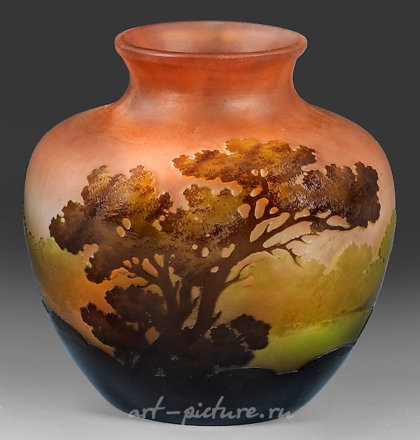 这是一幅由加勒创作的装饰性花瓶，描绘了一幅河流或湖泊的风景画。