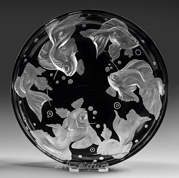 一条装饰着金鱼图案的装饰丝巾，艺术装饰风格，由萨比诺设计。