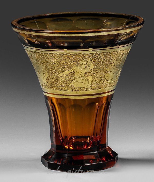 Богемская гравированная стеклянная ваза с гравировкой и позолотой в стиле Мозера