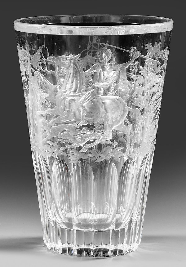 华丽的瓶子，装饰着狩猎图案