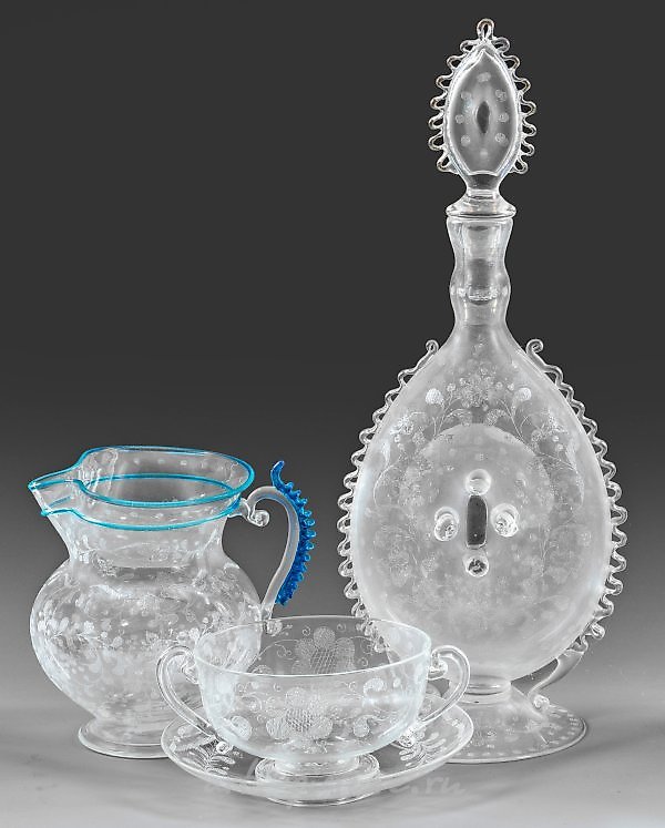 Трехэлементная коллекция состоит из графина с пробкой, декоративного кувшина и двуручной чаши