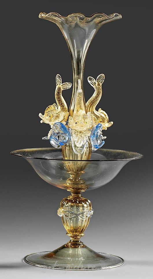 带有海豚的桌子陈设