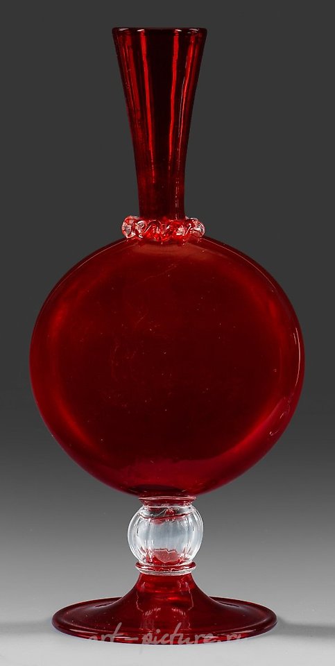 Далее ножка с загнутым краем, пустотелый стержень с ребристым шаровидным утолщением, дискообразное тело, у основания трубчатой шейки приклеенная, волнистая узловатая нить