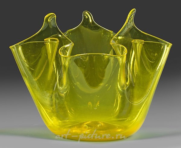 Итальянская ваза из стекла в форме "фаззолетто"