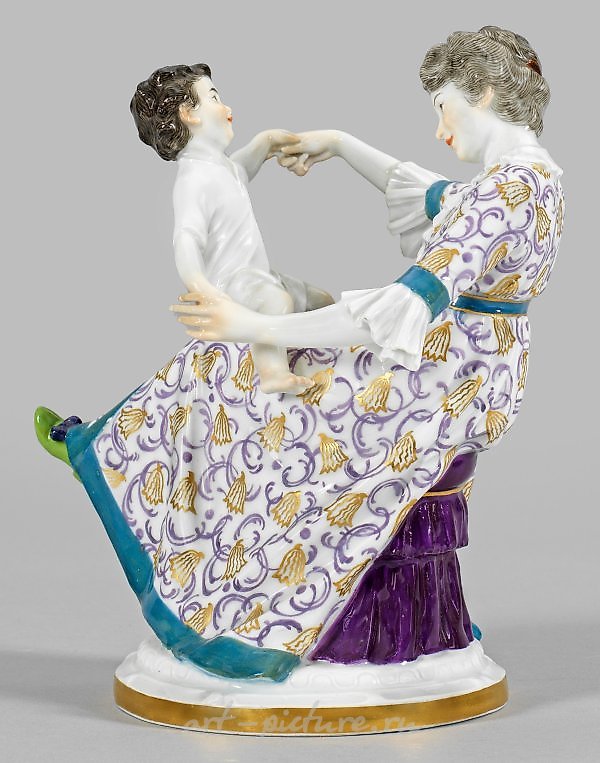 Художественная фарфоровая фигурная группа в стиле ар-нуво под названием "Мать играет с ребенком".