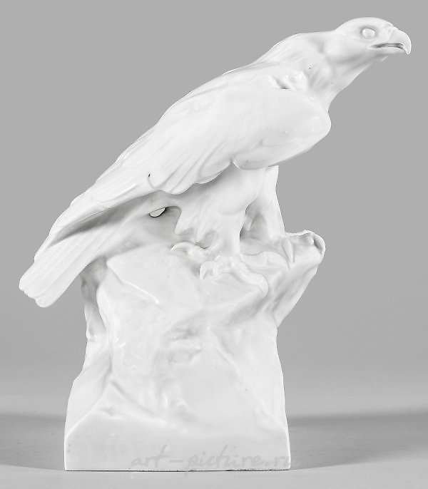Фарфоровая фигурка орла