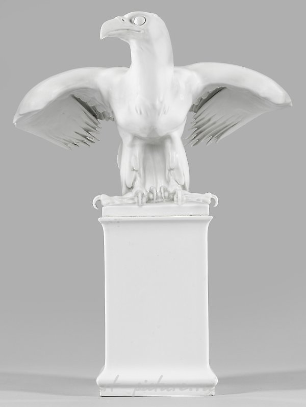 Редкая фарфоровая фигурка орла на подставке