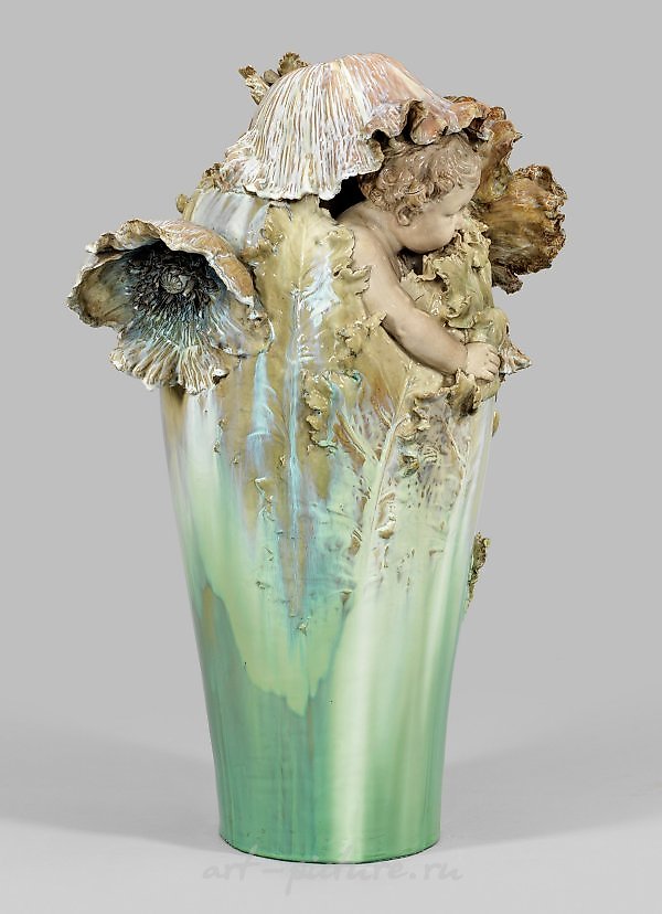Ваза Карла Берневица с маками и двумя женскими фигурами