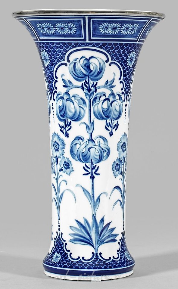 Искусство нового времени - фарфоровая ваза с тонко нарисованной лилией