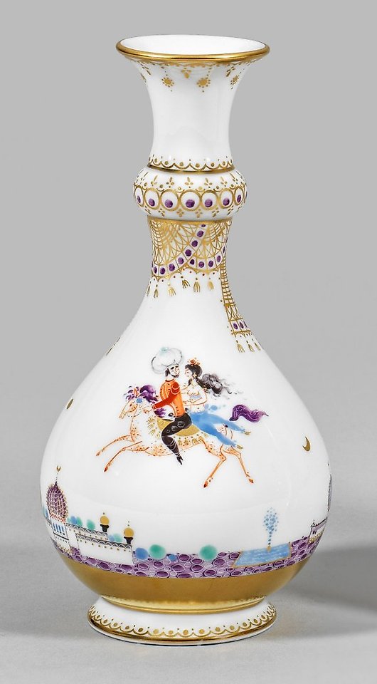 Маленькая фарфоровая ваза с дизайном "1001 ночь", созданная профессором Х