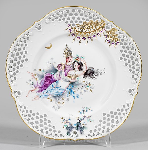 Magnificent display plate with "1001 Nights" decoration.