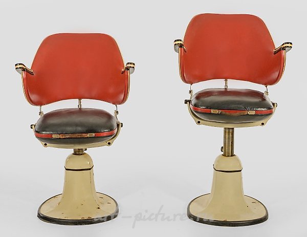 Пара немецких винтажных металлических и искусственной кожи барных стульев