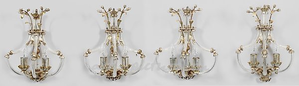 Набор из четырех французских стеклянных и позолоченных металлических настенных светильников