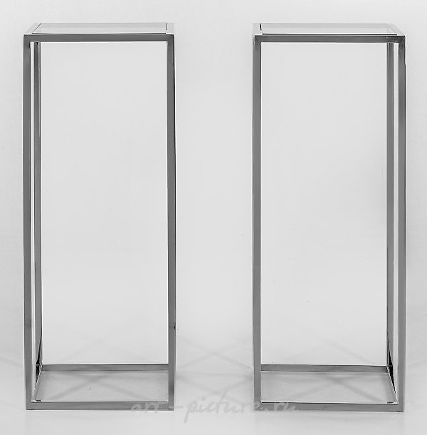 一对中世纪风格的小圆桌