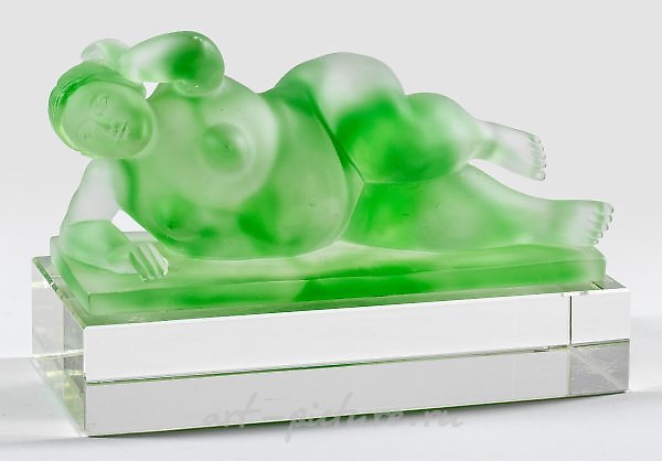 Glass sculpture with a female nude in the style of Fernando Botero.