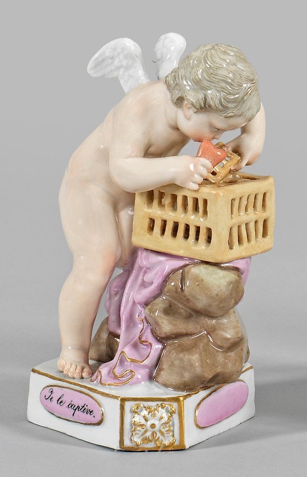  Фарфоровая фигурка купидона, запирающего сердце в клетке