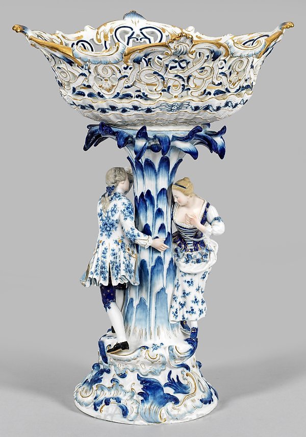 Большой золотоукрашенный фарфоровый центральный предмет с садовниками и узором "Голубая Луковица"