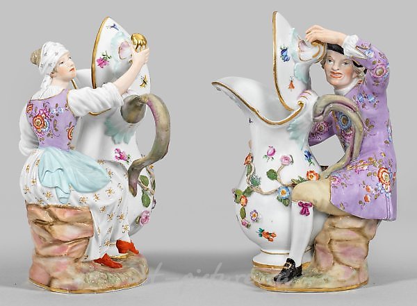 A few farmer figures with a jug as table decoration.