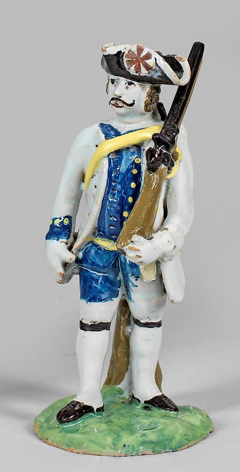 Фигура пехотного солдата в фаянсе, восстановленная винтовка.