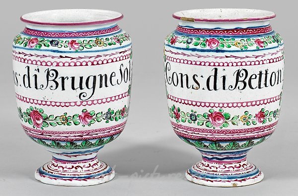 一对瓷质药剂容器