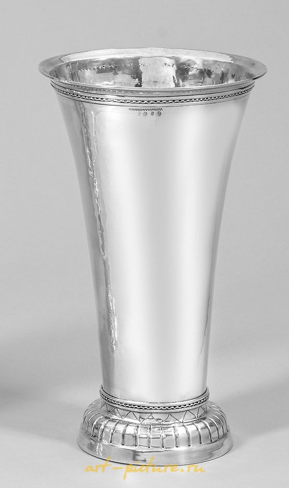 优雅、大型的喇叭花瓶。