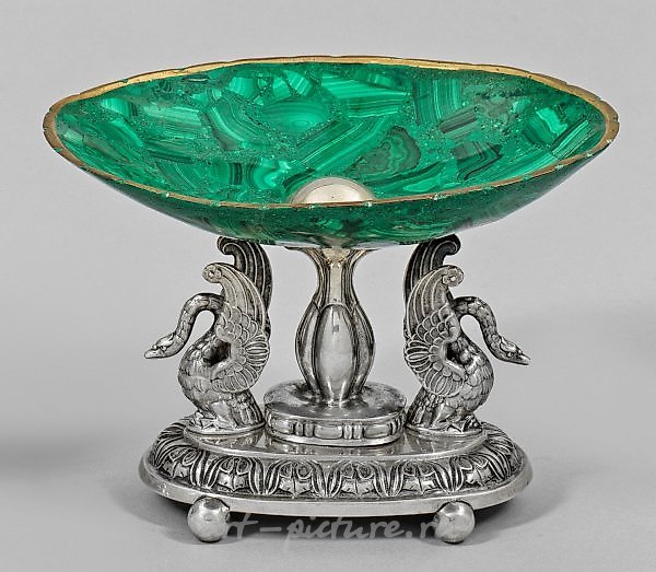 Декоративная тарелка из серебра и малахита с лебедями.
