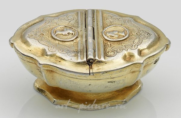 Редкая немецкая фарфоровая коробка в стиле барокко, мастер Иоганн II Шух, около 1736-1737 года.