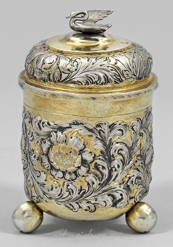 Barocker Kugelfuß-Deckelbecher translates to "Baroque spherical-footed covered goblet."