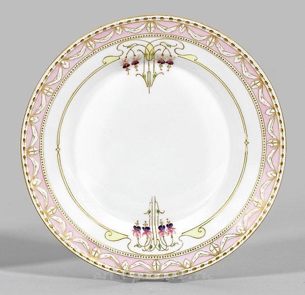 新艺术运动-带有“泪之心”设计的装饰盘