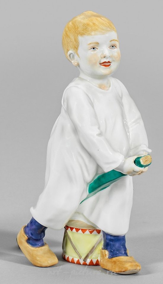 一根棍子上，一个孩子骑着鼓。