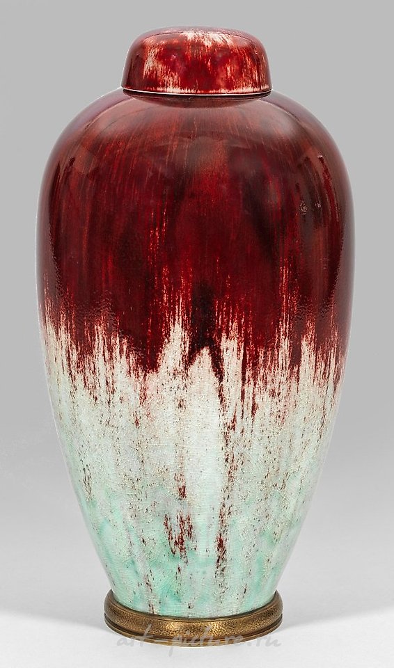 带有牛血釉的西河蓝釉珐琅瓶