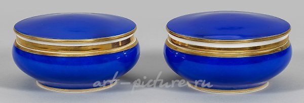 几个皇家蓝色的艺术装饰糖盒。