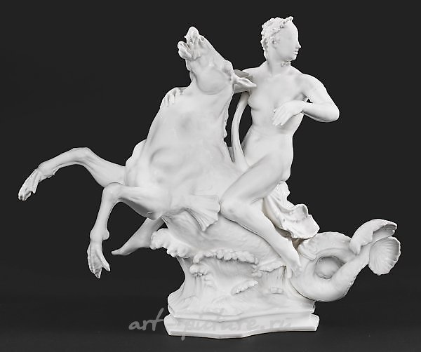 大型雕塑群“河神 nymph 骑着 hippocampus”