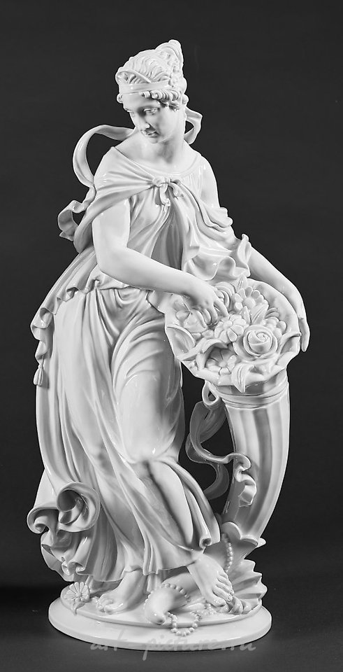 Фигура "Весна" - великолепное произведение фарфора