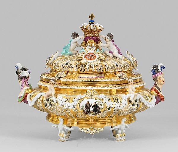 Маленькая великолепная супница, изначально изготовленная для Марии Жозефы Австрийской