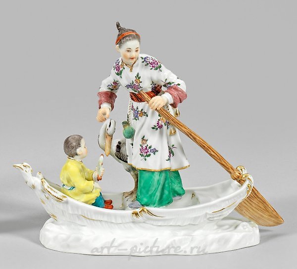 Фигурка китайской женщины с ребенком на лодке