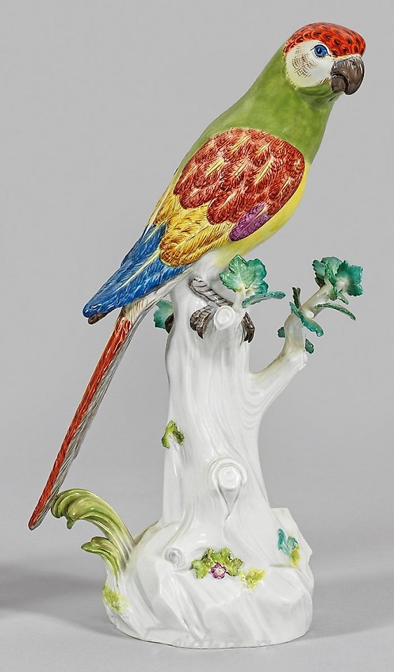 树干上的瓷鹦鹉雕像