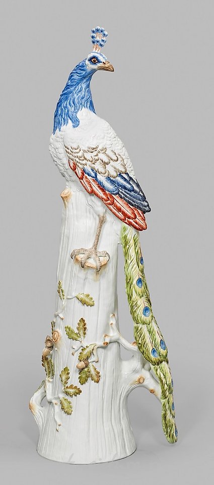 一只非凡巨大的梅森瓷孔雀人像。