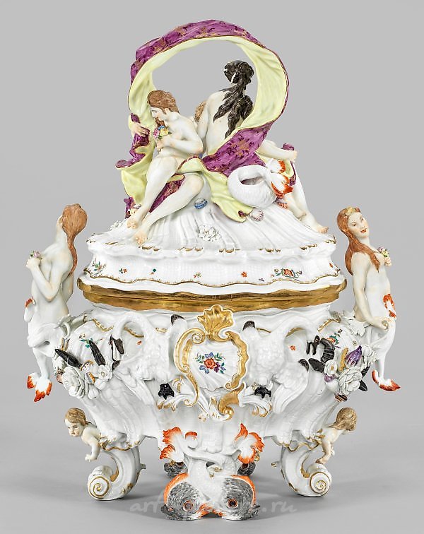 Splendid Meissen covered tureen with Galatea from the Swan Service.