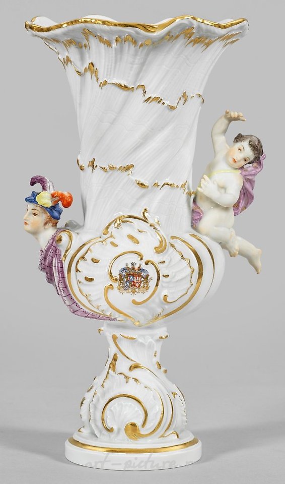 华丽的梅森装饰花瓶，带有天鹅服务的装饰。