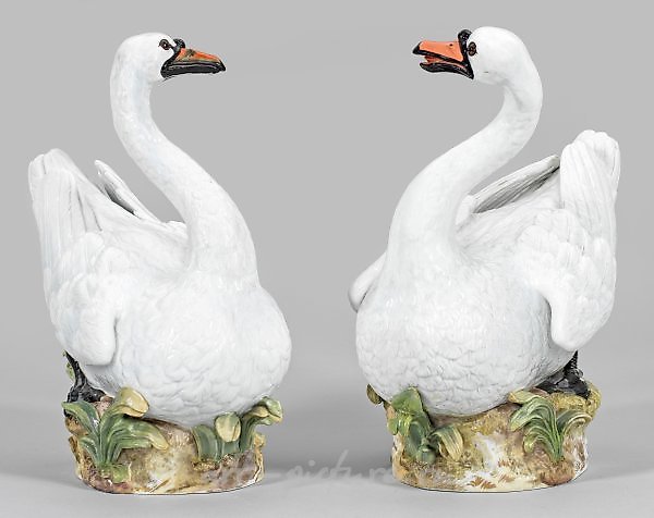 一些大号的美瑟恩天鹅雕像。