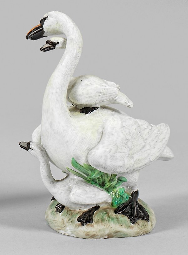 Лебедь с двумя малышами: керамическая фигура из Мейсена